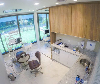 Consultório odontológico equipado, preparado para atendimentos com conforto e segurança.