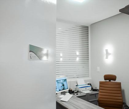 Espaço clínico organizado e moderno, destinado ao cuidado odontológico humanizado.