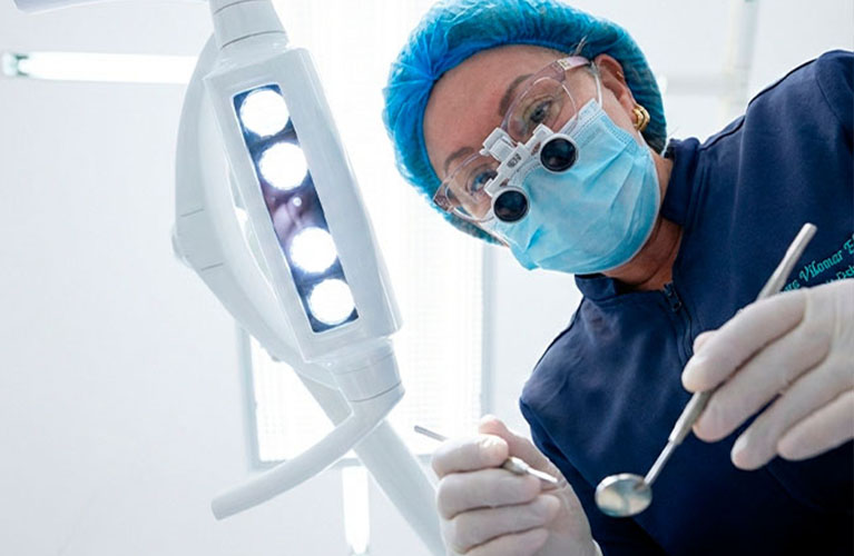 Procedimentos cirúrgicos odontológicos realizados com planejamento e cuidado.