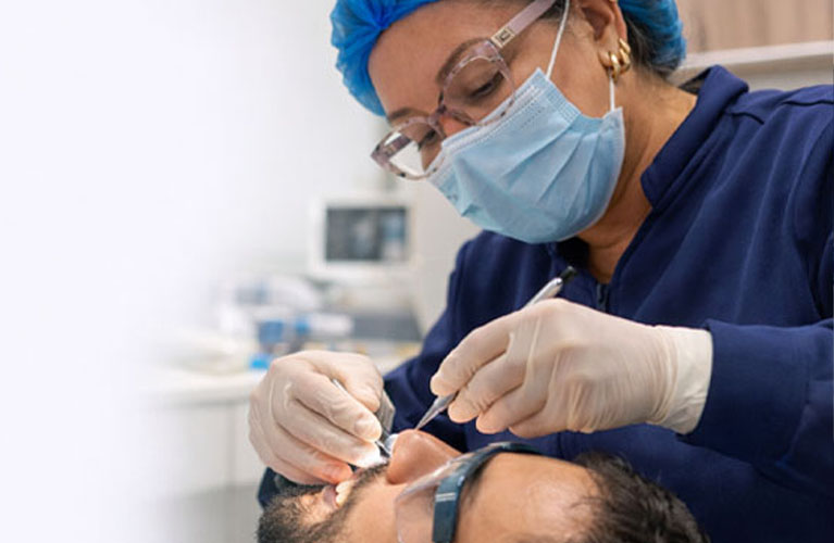 Atendimento odontológico em clínica geral, com foco em prevenção e cuidado integral da saúde bucal.