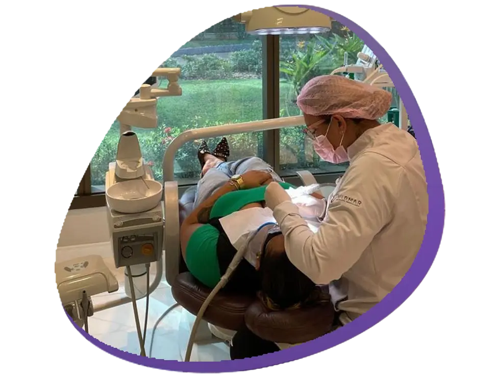 Dra. Débora Vilomar, dentista em Salvador, em ambiente acolhedor de clínica odontológica.