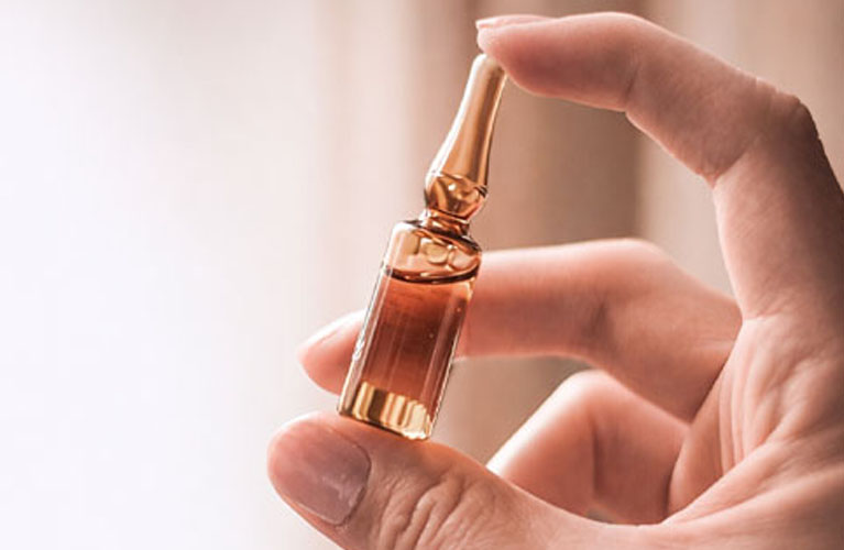 Administração de vitaminas injetáveis indicada dentro de um cuidado integrativo e individualizado.